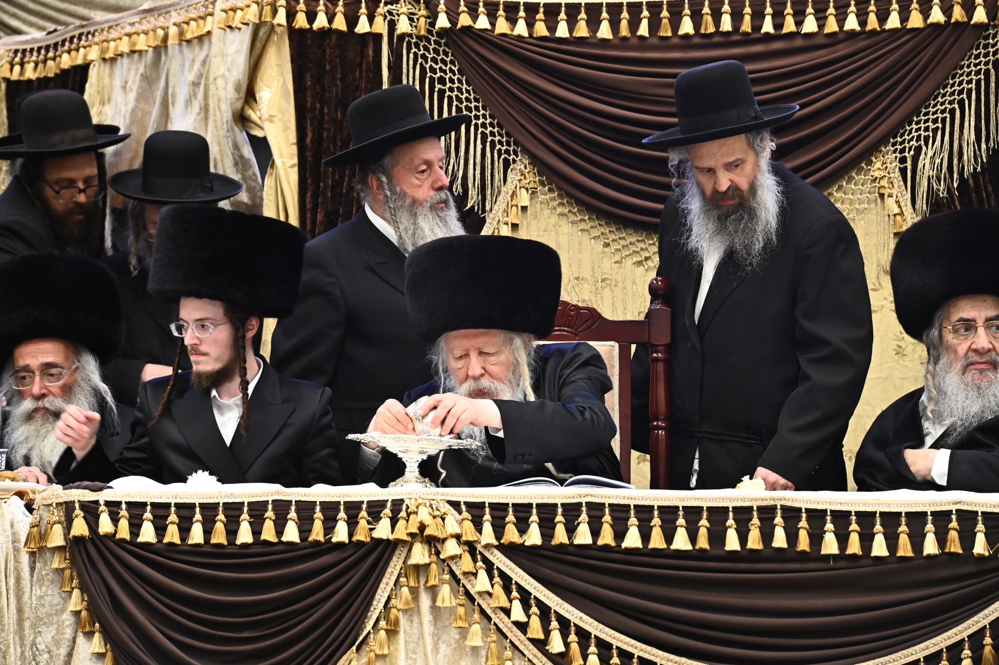 בראשות כ"ק האדמו"ר: רבבות בשבע ברכות אחרון בחסידות גור