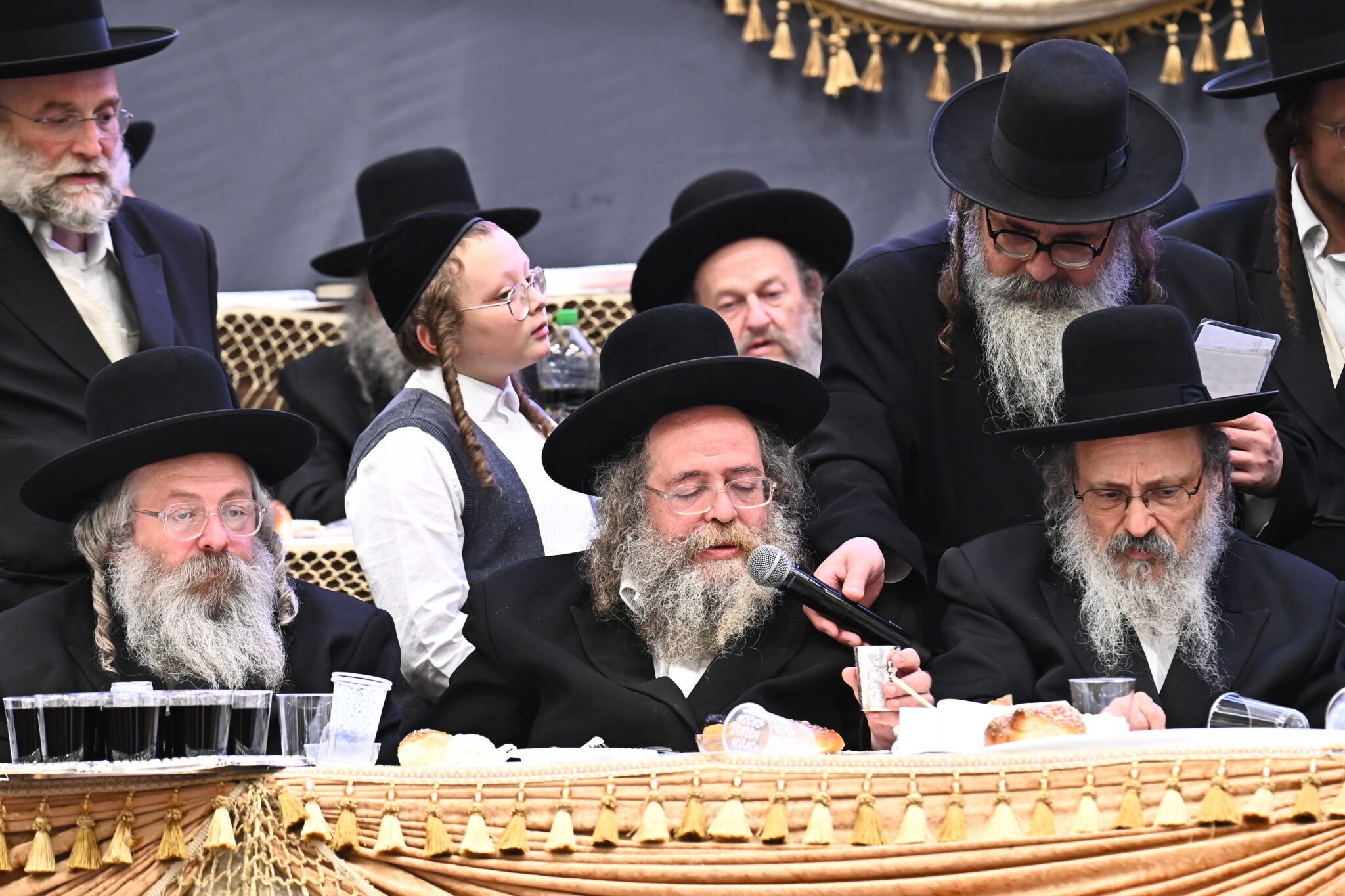 בראשות כ"ק האדמו"ר: רבבות בשבע ברכות אחרון בחסידות גור