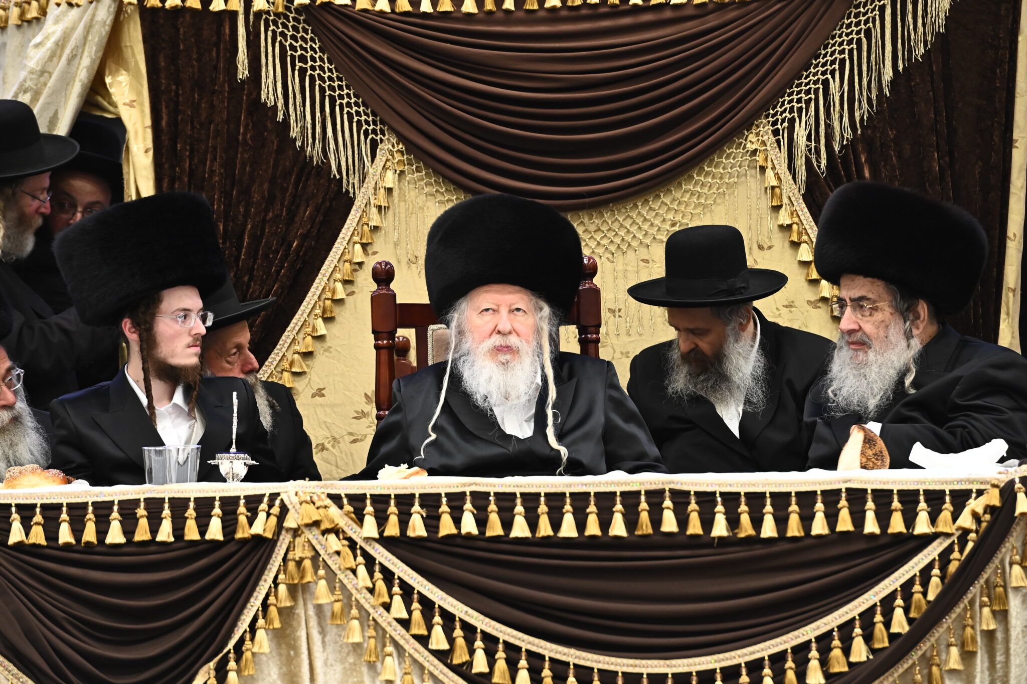 בראשות כ"ק האדמו"ר: רבבות בשבע ברכות אחרון בחסידות גור