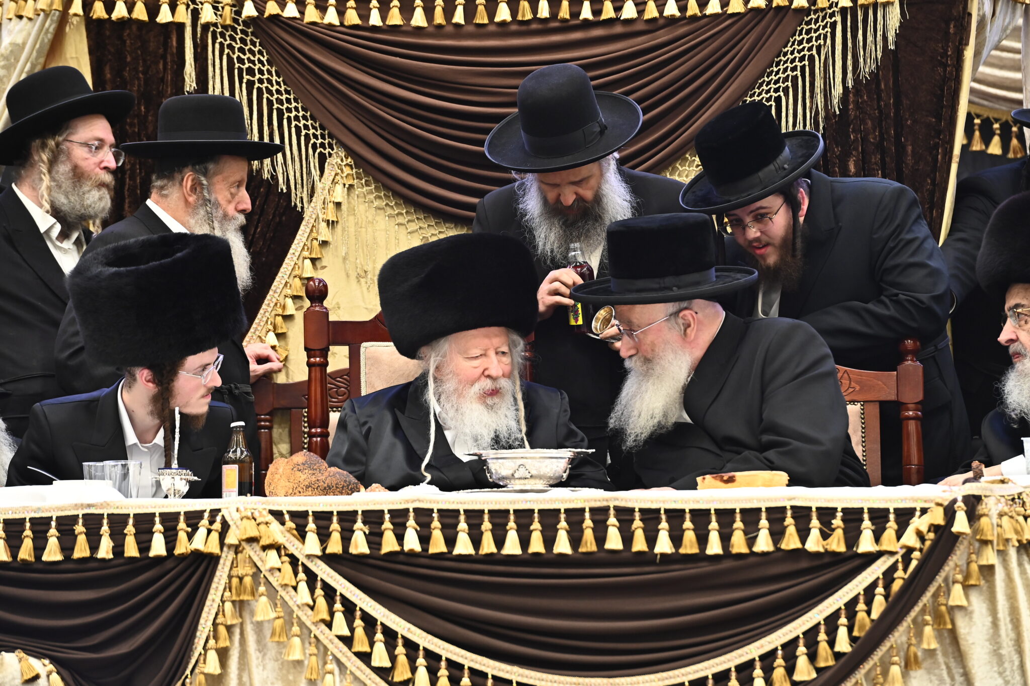 בראשות כ"ק האדמו"ר: רבבות בשבע ברכות אחרון בחסידות גור