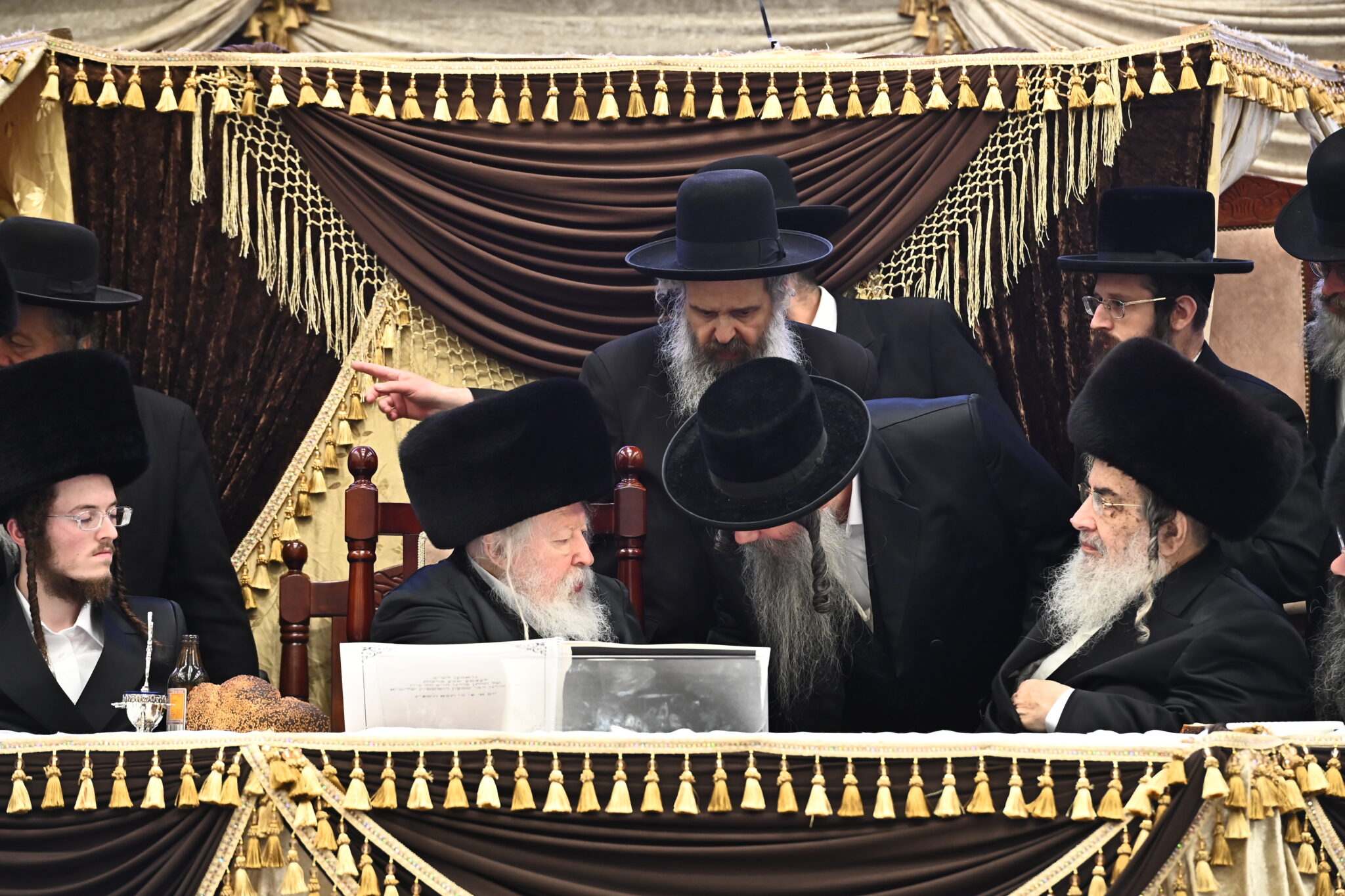 בראשות כ"ק האדמו"ר: רבבות בשבע ברכות אחרון בחסידות גור