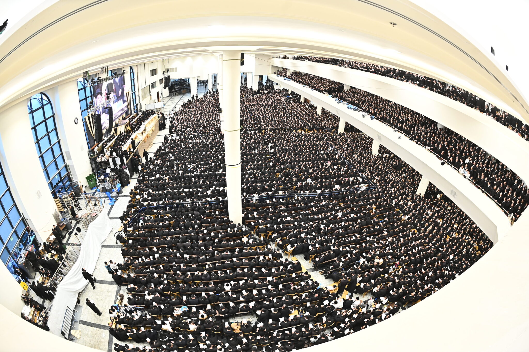 בראשות כ"ק האדמו"ר: רבבות בשבע ברכות אחרון בחסידות גור