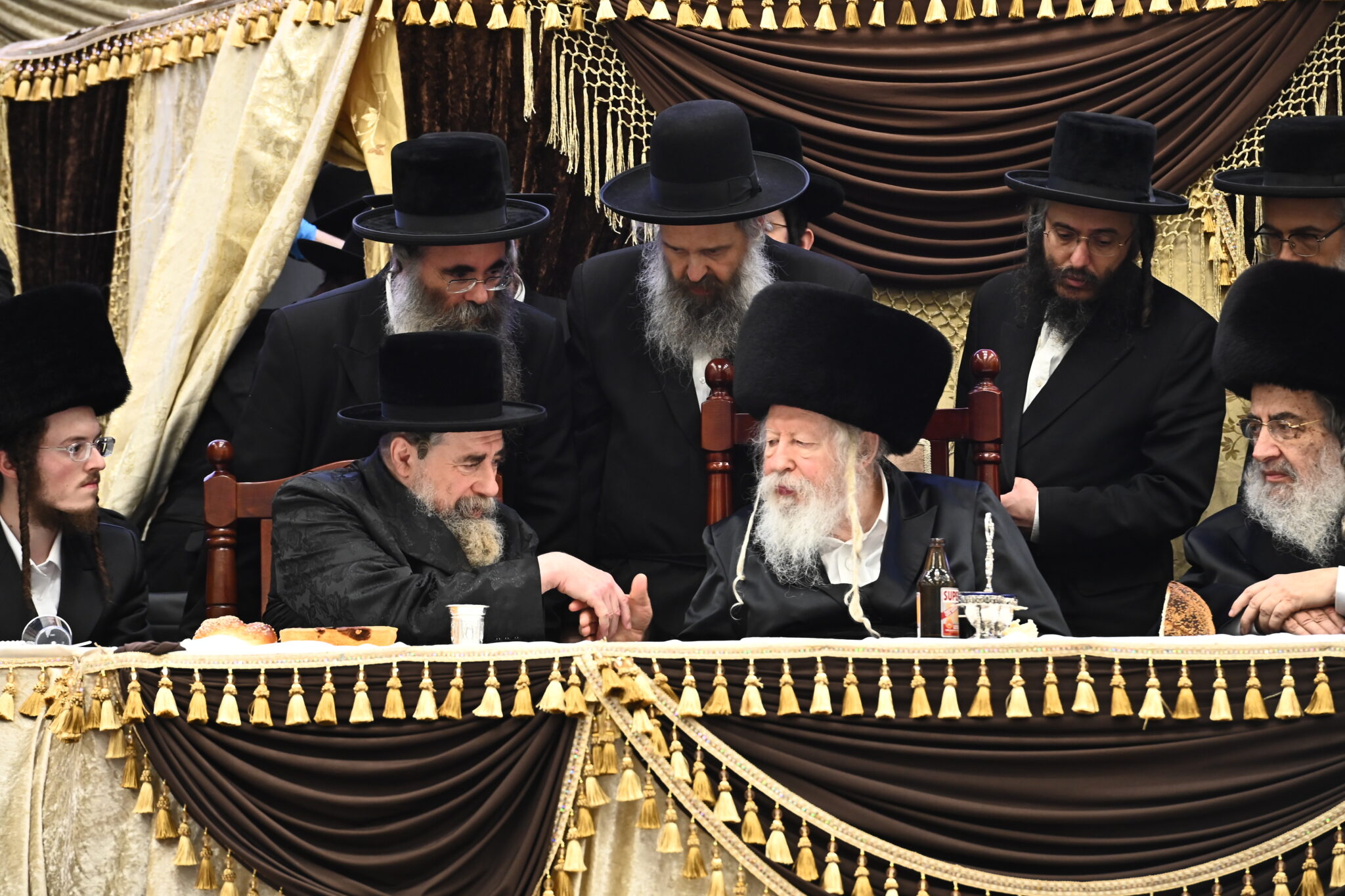 חסידים ואנשי מעשה: האנשים החזקים בחצרות האדמו"רים