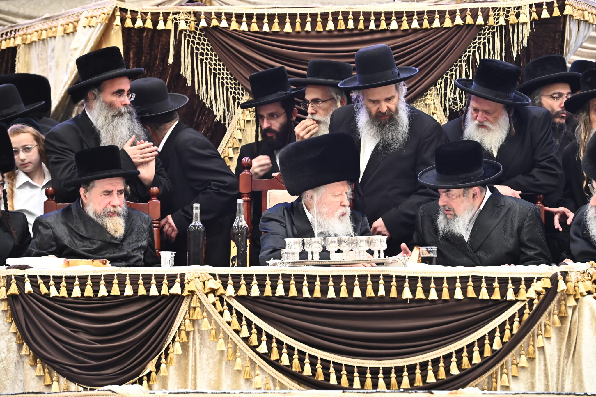 בראשות כ"ק האדמו"ר: רבבות בשבע ברכות אחרון בחסידות גור