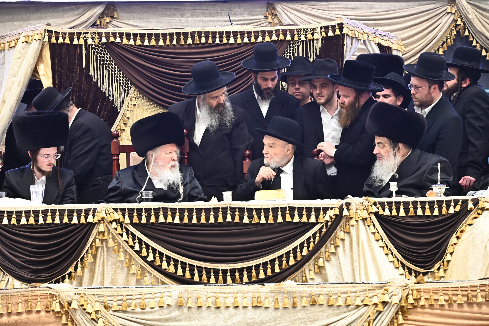 בראשות כ"ק האדמו"ר: רבבות בשבע ברכות אחרון בחסידות גור