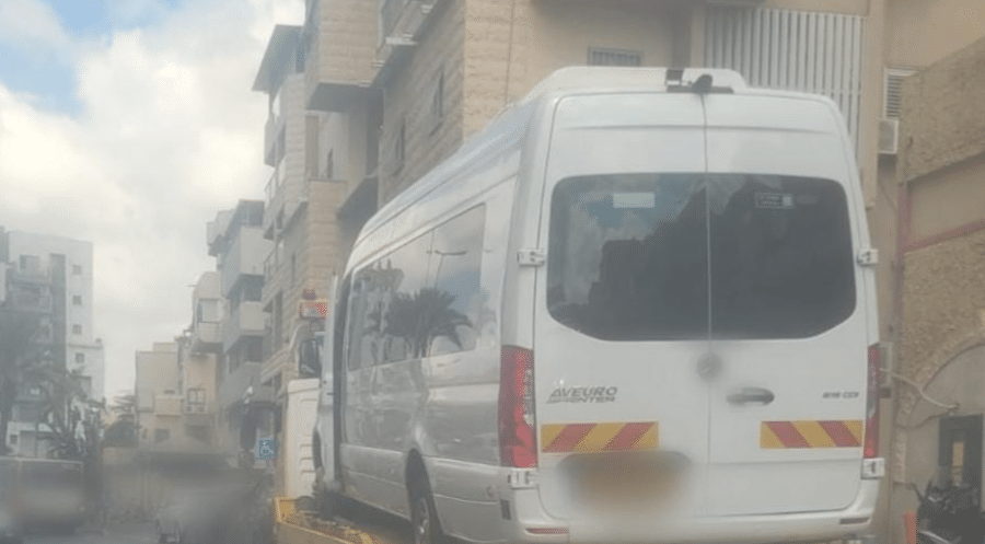 בני ברק: המיניבוס היקר הוחרם על ידי השוטרים בני ברק: המיניבוס היקר הוחרם על ידי השוטרים