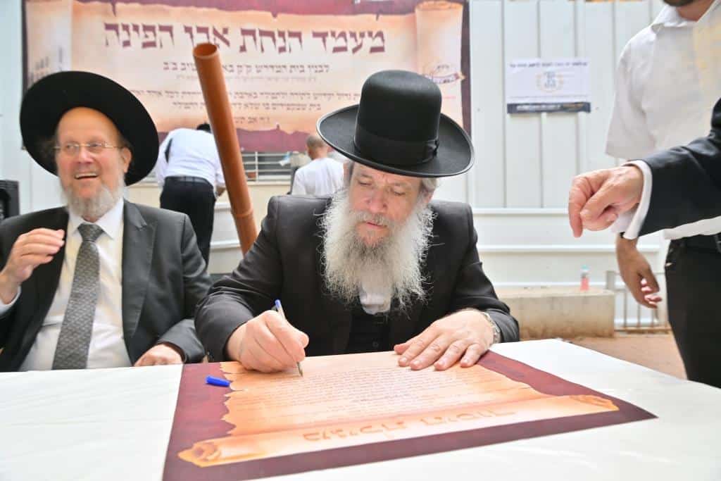 מעמד הנחת אבן הפינה לבית הכנסת שלא "מדברים בתפילה"