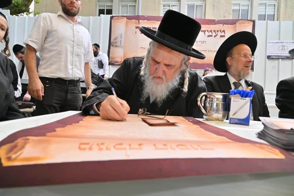 מעמד הנחת אבן הפינה לבית הכנסת שלא "מדברים בתפילה"