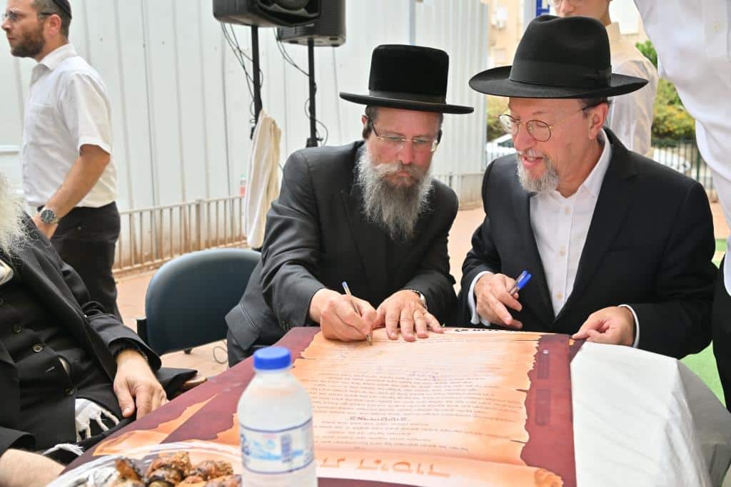 מעמד הנחת אבן הפינה לבית הכנסת שלא "מדברים בתפילה"