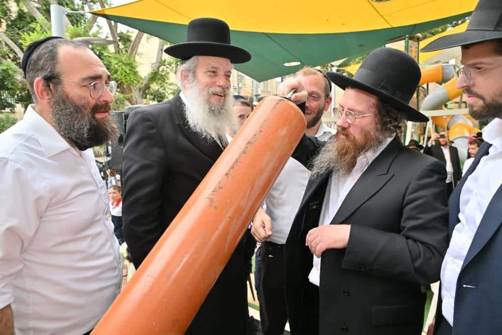 מעמד הנחת אבן הפינה לבית הכנסת שלא "מדברים בתפילה"