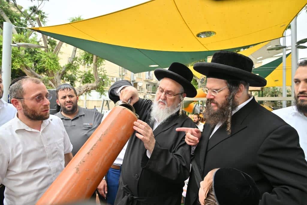 מעמד הנחת אבן הפינה לבית הכנסת שלא "מדברים בתפילה"