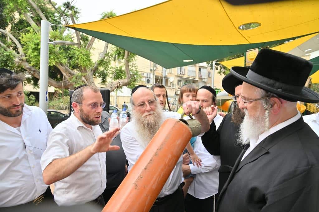 מעמד הנחת אבן הפינה לבית הכנסת שלא "מדברים בתפילה"