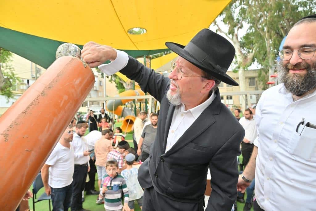 מעמד הנחת אבן הפינה לבית הכנסת שלא "מדברים בתפילה"