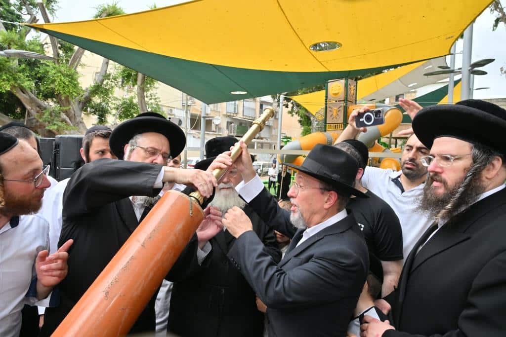 מעמד הנחת אבן הפינה לבית הכנסת שלא "מדברים בתפילה"