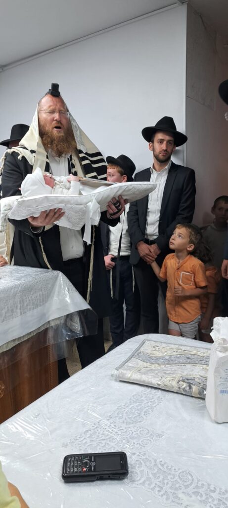 ברית ותפילין: השמחה הכפולה בבית הראב"ד