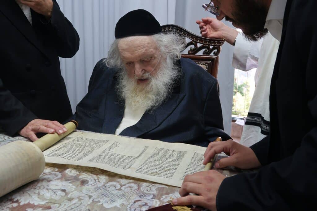 ספרי תורה העתיקים הובאו לביתו של הראב"ד