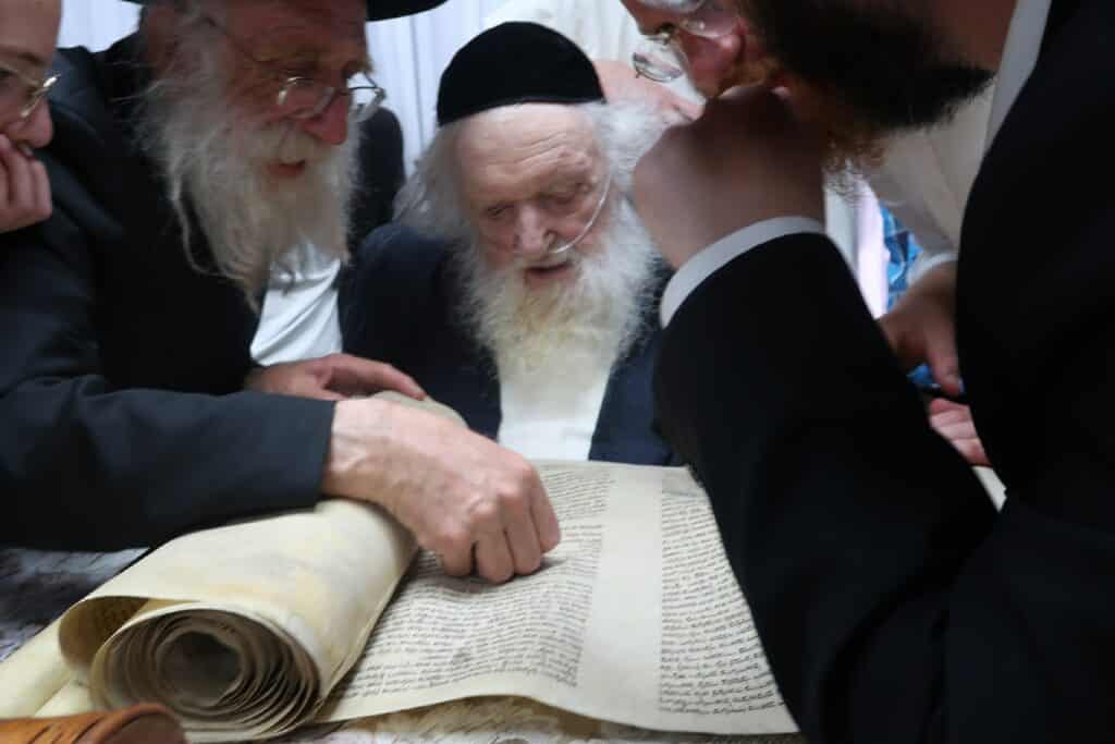 ספרי תורה העתיקים הובאו לביתו של הראב"ד