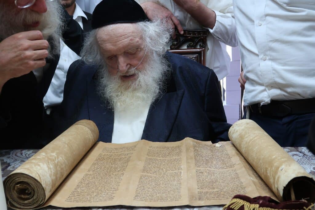 ספרי תורה העתיקים הובאו לביתו של הראב"ד