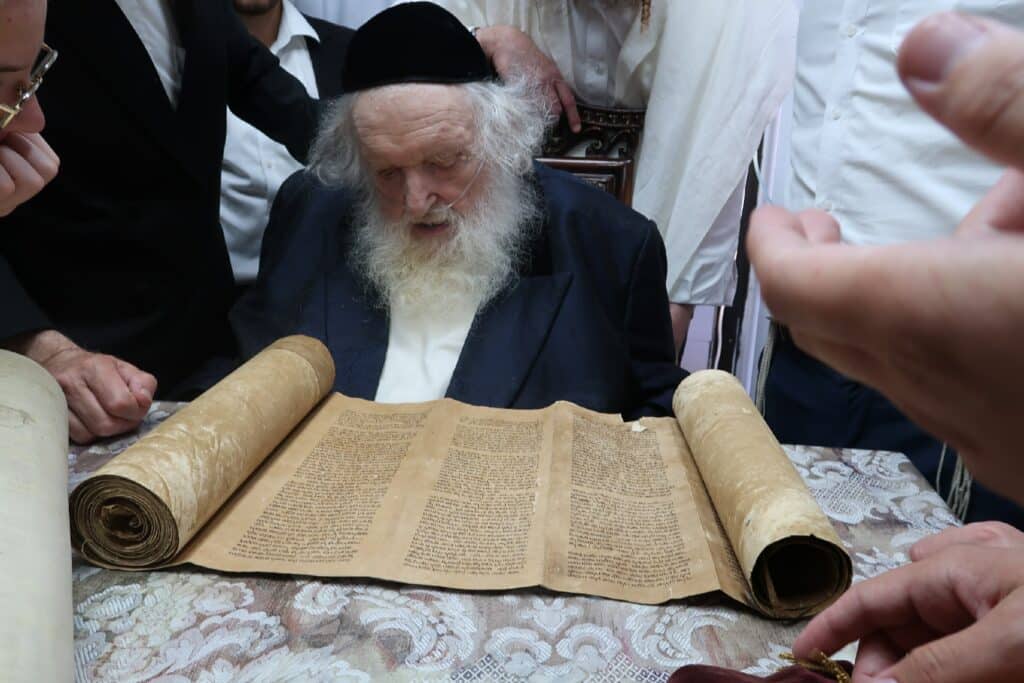 ספרי תורה העתיקים הובאו לביתו של הראב"ד