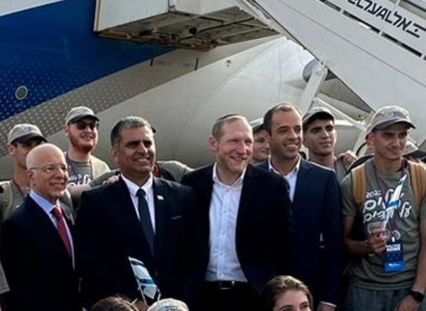 כך קיבל השר סופר את מאות העולים החדשים שנחתו בישראל