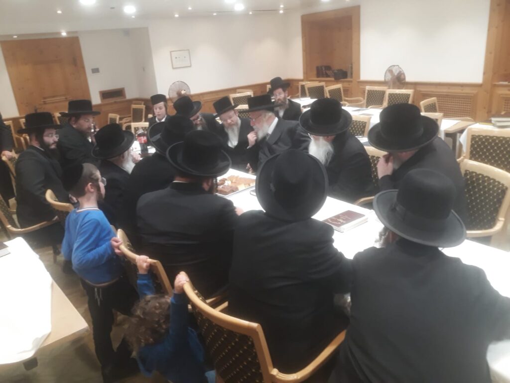 תיעוד: האדמו"ר מויען ערך לחיים במלון בדאבוס