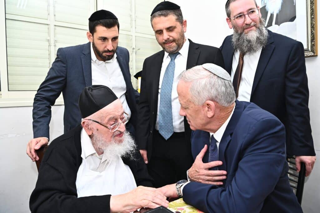 אנשי הצללים נחשפים: המשב"קים החברותות ונאמני הבית