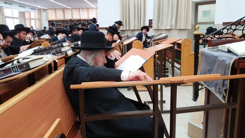 לרגל יום היארצייט: מרן הגר"ד לנדו על קבר אמו