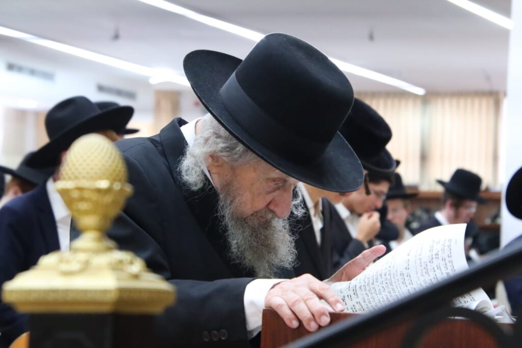 לרגל יום היארצייט: מרן הגר"ד לנדו על קבר אמו