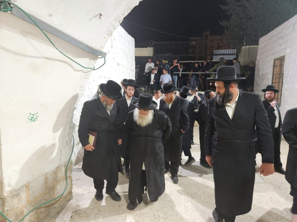 אלפים נכנסו לקבר יוסף: 4 חיילים נפצעו ממטען חבלה