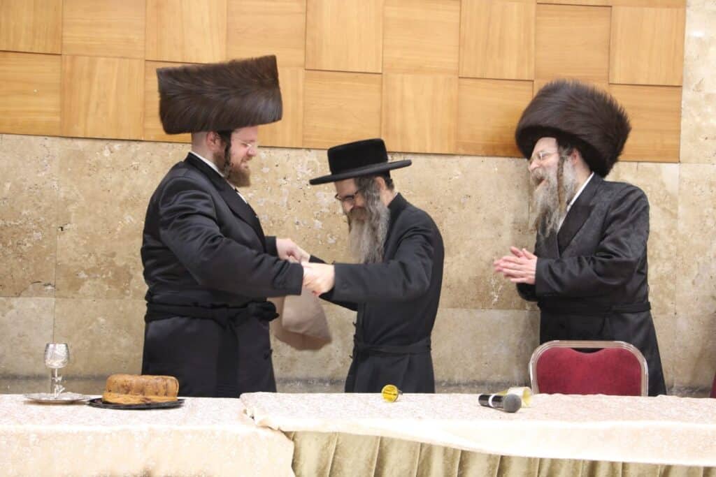 בשמחת החתונה: הרבי מויז'ניץ רקד עם ההויז בחור המיתולוגי