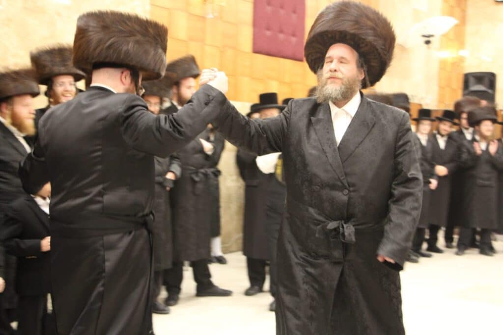 בשמחת החתונה: הרבי מויז'ניץ רקד עם ההויז בחור המיתולוגי