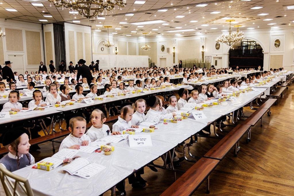 הרבי חילק את החומשים: מסיבה לילדי סטאמר