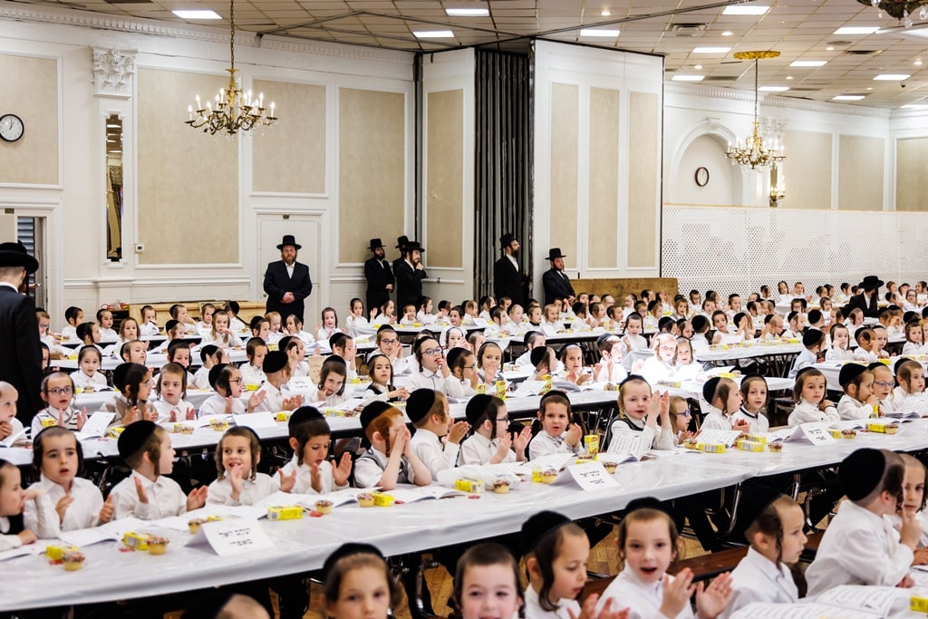 הרבי חילק את החומשים: מסיבה לילדי סטאמר