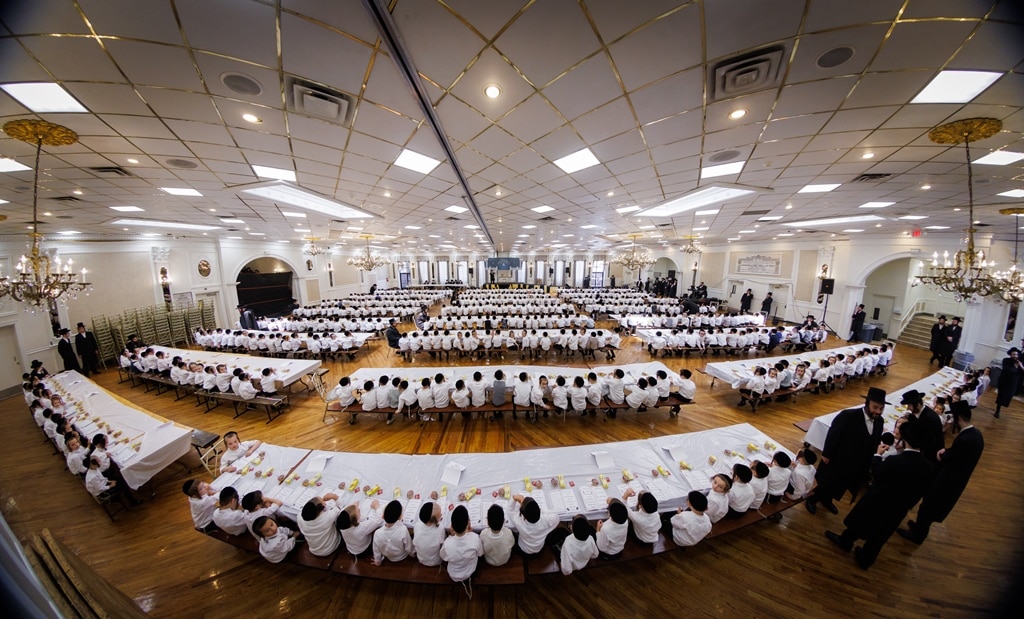 הרבי חילק את החומשים: מסיבה לילדי סטאמר