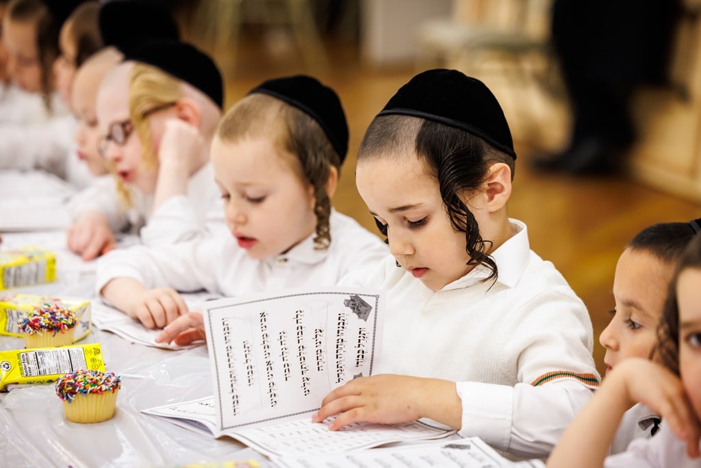 הרבי חילק את החומשים: מסיבה לילדי סטאמר