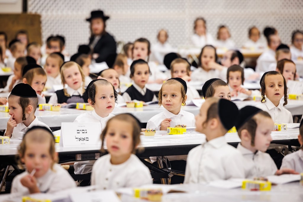 הרבי חילק את החומשים: מסיבה לילדי סטאמר