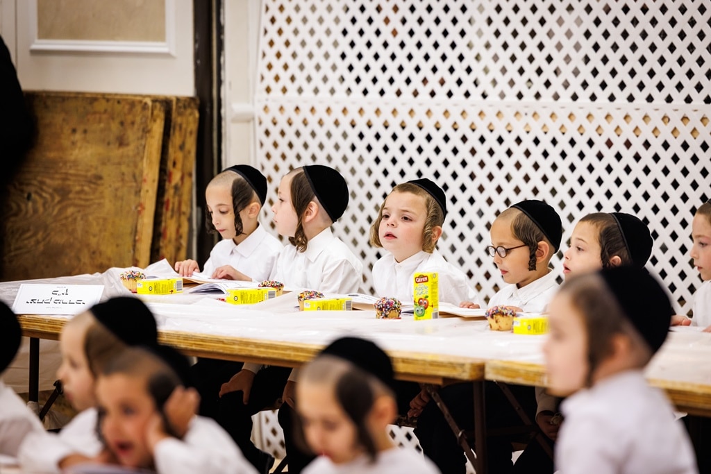 הרבי חילק את החומשים: מסיבה לילדי סטאמר