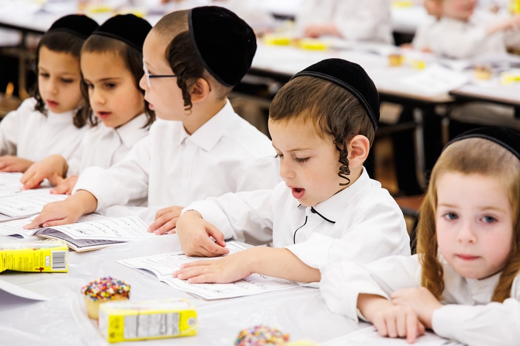 הרבי חילק את החומשים: מסיבה לילדי סטאמר