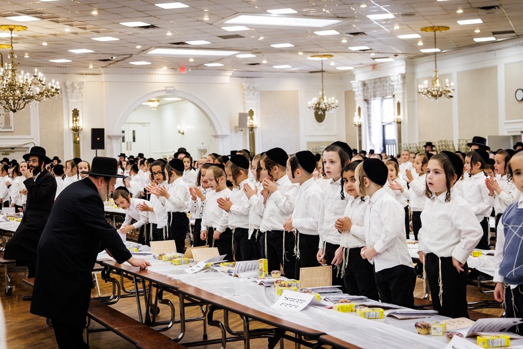 הרבי חילק את החומשים: מסיבה לילדי סטאמר