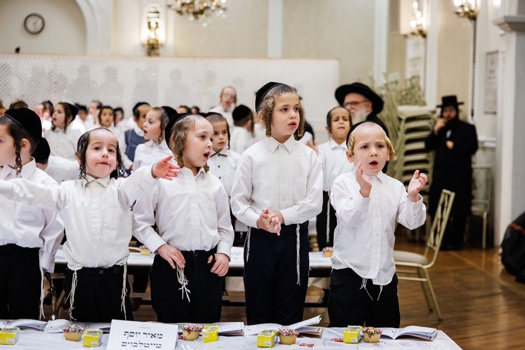 הרבי חילק את החומשים: מסיבה לילדי סטאמר