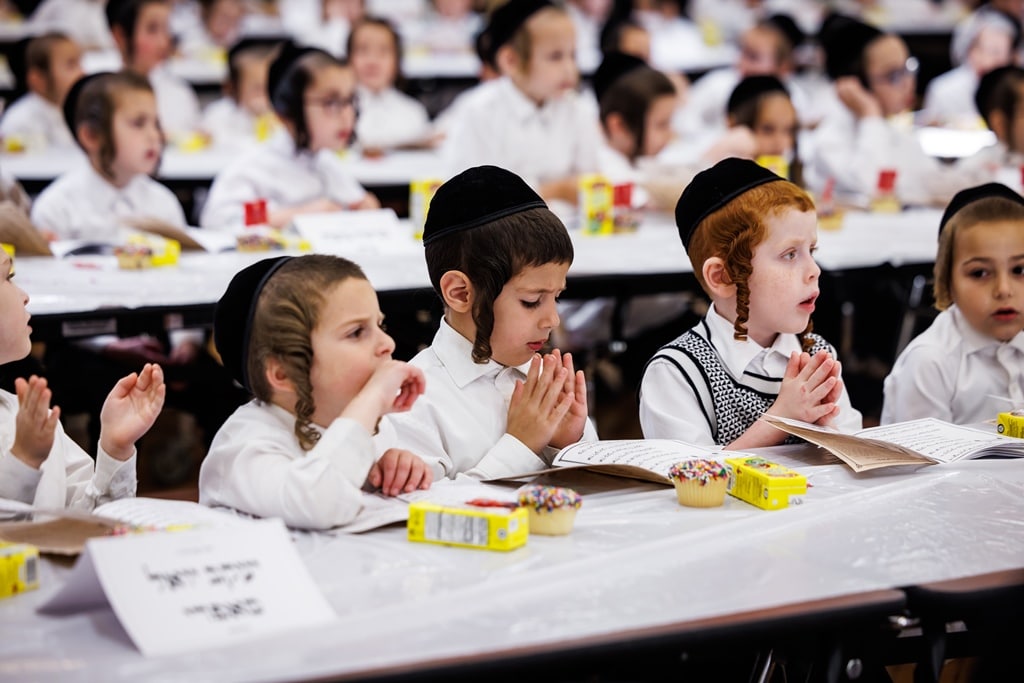 הרבי חילק את החומשים: מסיבה לילדי סטאמר