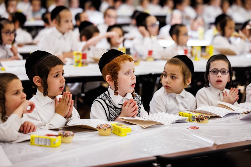 הרבי חילק את החומשים: מסיבה לילדי סטאמר