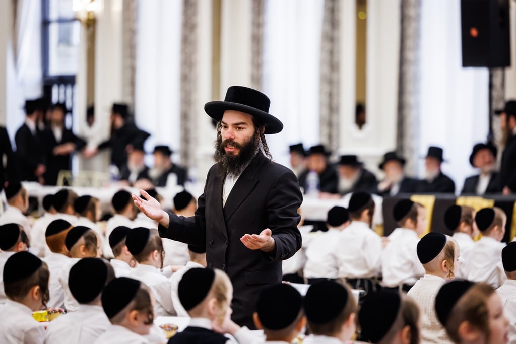 הרבי חילק את החומשים: מסיבה לילדי סטאמר