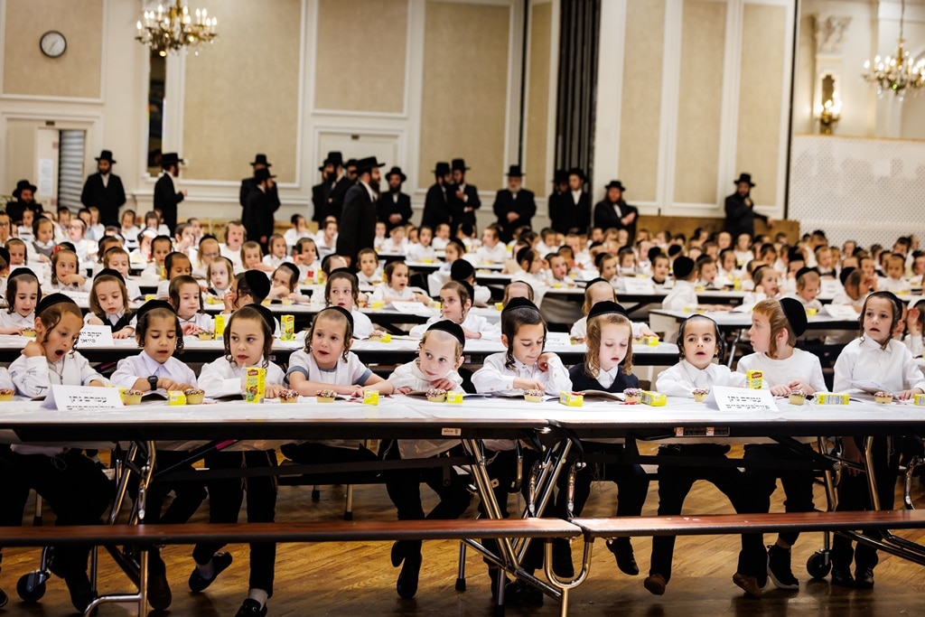 הרבי חילק את החומשים: מסיבה לילדי סטאמר