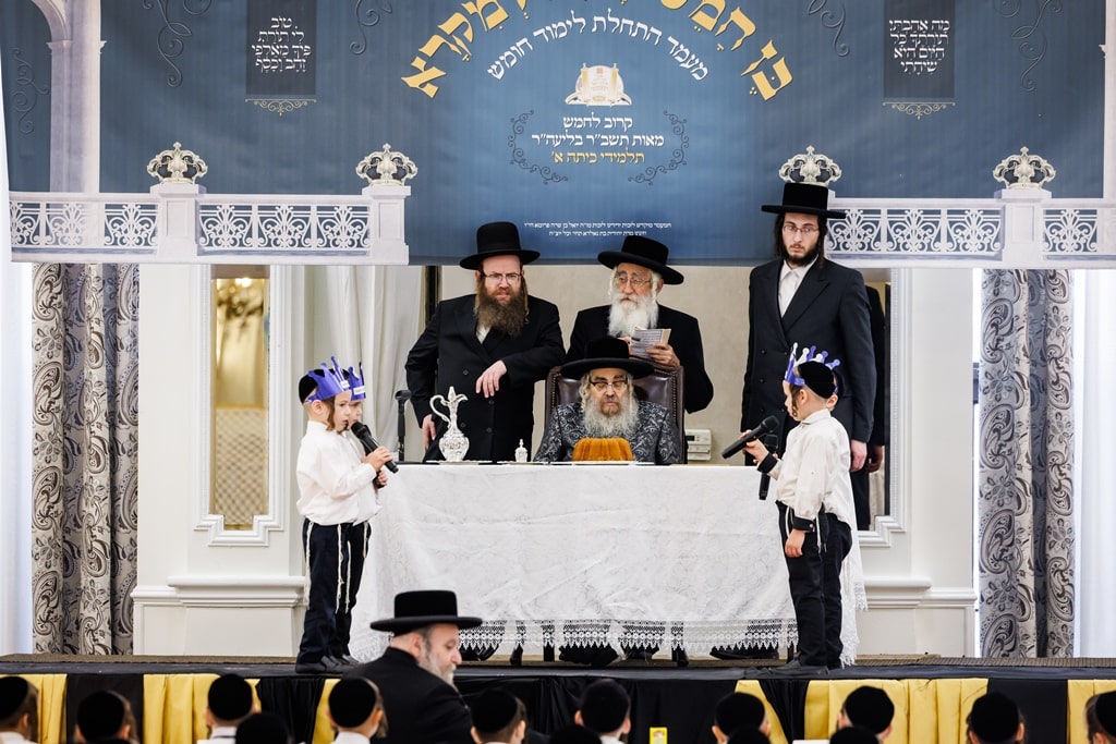 הרבי חילק את החומשים: מסיבה לילדי סטאמר