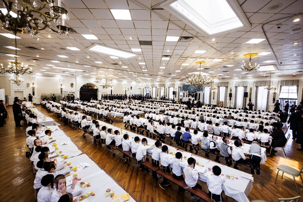 הרבי חילק את החומשים: מסיבה לילדי סטאמר