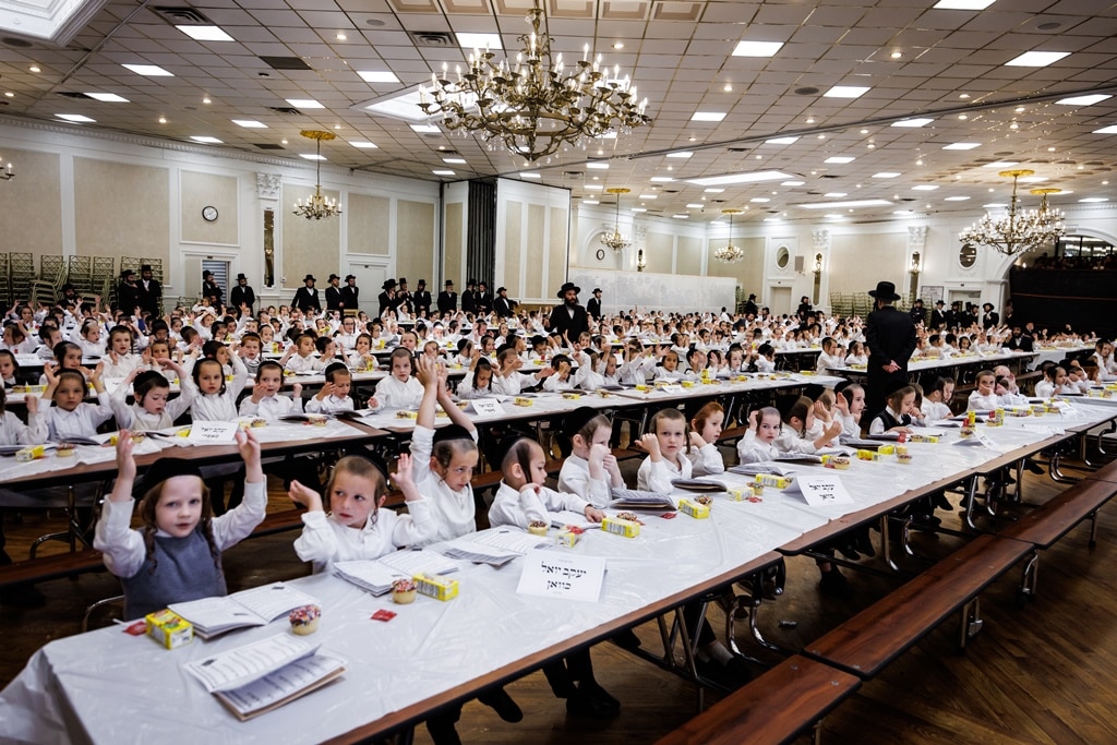 הרבי חילק את החומשים: מסיבה לילדי סטאמר