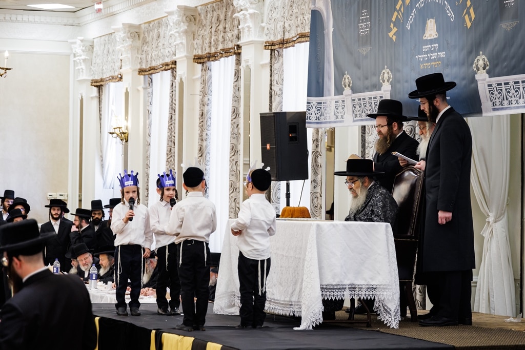הרבי חילק את החומשים: מסיבה לילדי סטאמר