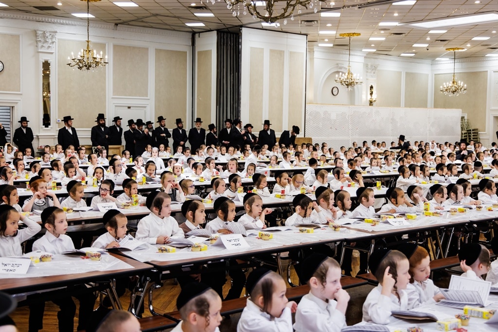 הרבי חילק את החומשים: מסיבה לילדי סטאמר