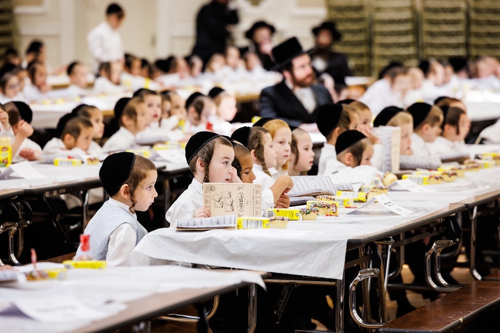 הרבי חילק את החומשים: מסיבה לילדי סטאמר